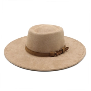 Flacher Fedora Hut aus Wildlederimitat in Camel mit dekorativem Lederband und Schnalle