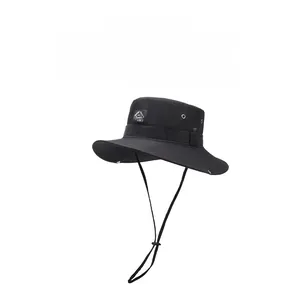 Détail d'un chapeau de soleil extérieur à large bord avec évents et cordon