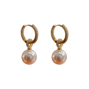 Boucles d'oreilles pendantes en perles dorées avec micro-zirconium de style luxe