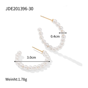 Detailed view of C-shaped pearl hoop earrings with 3.0cm size and weight specifications