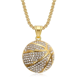 Collier hip hop plaqué or avec pendentif basket-ball serti de strass brillants sur fond blanc
