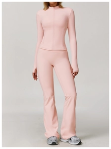 Set da yoga rosa con giacca slim dotata di asole per i pollici e pantaloni a zampa