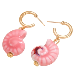 Détail de boucles d'oreilles nautile rose avec créoles dorées sur fond blanc