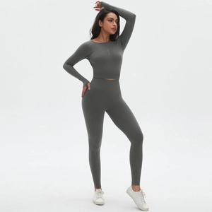 Ensemble de yoga gris foncé sans couture avec haut court manches longues et legging