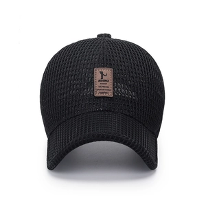 Casquette de baseball noire en maille respirante avec étiquette en cuir pour le soleil