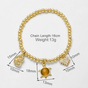 Detailsicht des Goldperlenarmbands mit Schildkröten-, Muschel- und Zirkon-Herzanhängern