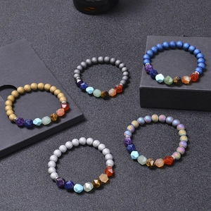 Fünfer-Set 8mm matte Naturstein-Chakra-Armbänder mit facettierten heilenden Edelsteinperlen