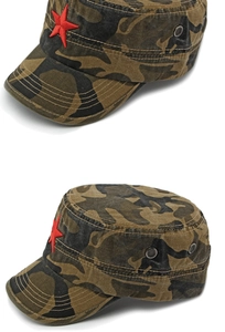 Detail van de katoenen camouflage pet met geborduurde rode ster en metalen ventilatieoogjes