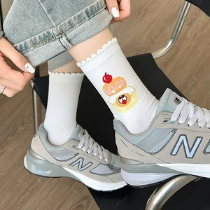 Chaussettes blanches en coton avec broderie dessert et bordure décorative ondulée