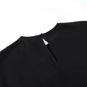Dettaglio della chiusura con bottone sul retro e apertura a goccia sulla camicia