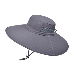 Cappello da sole grigio scuro da uomo con tesa larga, rete traspirante e sottogola