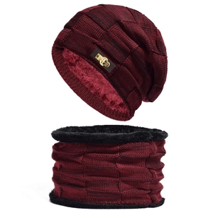 Dettaglio della spessa fodera in pile e della trama a maglia di questo set invernale