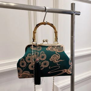 Elegante Tasche im chinesischen Stil mit Stickerei, Bambusgriff und goldener Metallkette