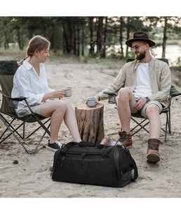 Sac de fitness extérieur avec compartiment à chaussures dans un décor de camping en plein air
