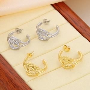 Orecchini a cerchio a C intrecciati in acciaio inossidabile finitura oro 18K e argento