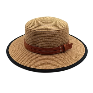 Chapeau canotier en paille à bord noir avec sangle en cuir marron et rivets métalliques