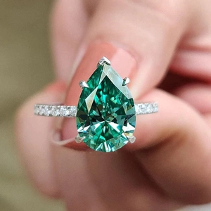 Bague élégante pour femme avec pierre verte taille poire et anneau pavé argent