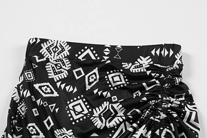 Détail du tissu à imprimé ethnique noir et blanc avec cordon de serrage latéral froncé