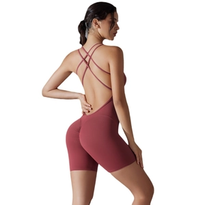 Combinaison de yoga dos nu avec bretelles croisées et effet liftant les fesses