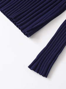 Makrodetail der dunkelblauen Rippstrick-Textur und Premium-Manschettennaht des Poloshirts