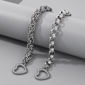 Bracelet cœur en acier titane avec maille byzantine et anneaux texturés pour couples
