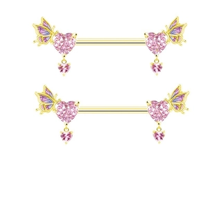 Piercing capezzolo dorati con gemme a cuore rosa e ali di farfalla viola su sfondo bianco
