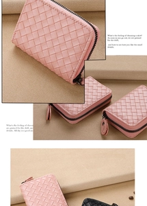 Détail du porte-cartes en cuir tressé rose avec fermeture éclair métallique sécurisée