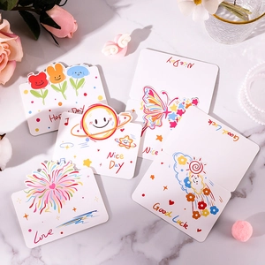 Détail de diverses cartes de vœux minimalistes avec d'adorables illustrations et textes.