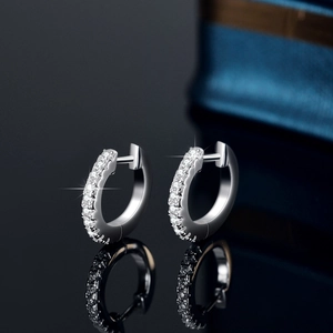 Boucles d'Oreilles Créoles en Argent Sterling 925 avec Moissanite pour Femmes Rangée Droite Clous Moissanite avec GRA