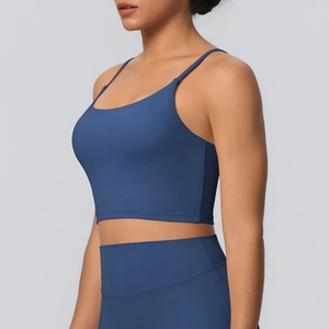 Détail de la brassière de yoga bleu foncé avec fines bretelles et tissu élastique