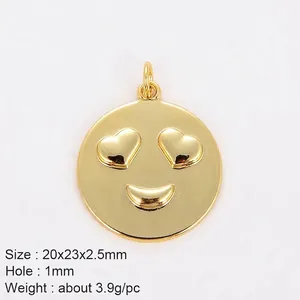 Goldener Emoji-Anhänger mit Herzaugen und Lächeln, runder polierter Metallanhänger 20mm