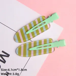Detail view of colorful striped resin hair clips with specific 6.1cm size and weight data