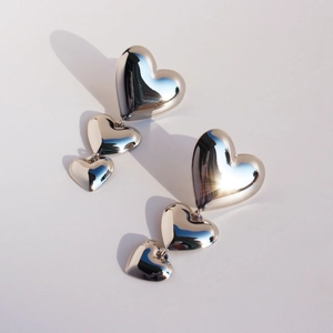 Boucles d'oreilles pendantes triple cœur argenté poli avec finition miroir style moderne