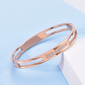 Bracelet Jonc Évidé Pour Femme En Acier Titane Plaqué Or Rose 18K Avec Strass Manchette Ouverte Bijoux
