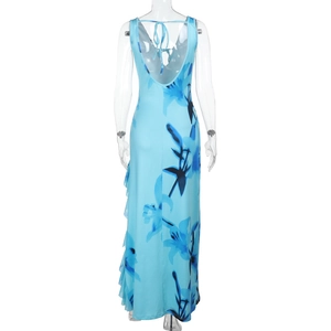 Détail de robe bleue fleurie avec dos nu en U profond et fermeture à lacets au dos