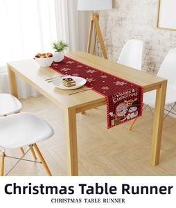 Detail eines rot-schwarz karierten Weihnachts-Tischläufers mit festlichen Comic-Drucken
