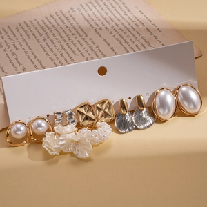 Détail d'un ensemble de dix boucles d'oreilles perles et strass sur carte de support