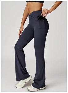 Vue détaillée du pantalon évasé de yoga bleu marine avec taille en V et poche latérale
