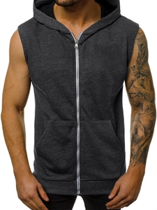 Detail der dunkelgrauen ärmellosen Fitness-Kapuzenjacke mit Reißverschluss und Taschen