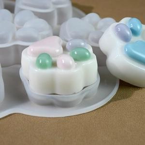 Vue macro du moule en silicone patte de chat avec des échantillons colorés en résine