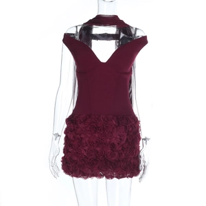 Détail d'une mini-robe bordeaux à épaules dénudées avec texture de roses 3D en relief