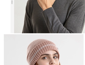 Dettaglio della maglia del maglione e berretto invernale rosa con strisce bianche