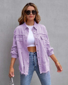 Detailansicht der lila Jeansjacke mit ausgefransten Kanten und destroyed Elementen