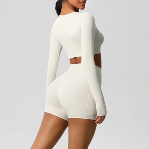 Detail van een high-waist yogashort met zijzakken en elastische stoffen textuur