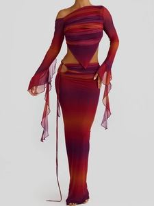 Détail de l'ensemble en maille dégradée avec manches à volants et texture transparente