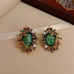 Boucles d'oreilles baroques vintage avec pierre vert émeraude, perles et métal doré vieilli