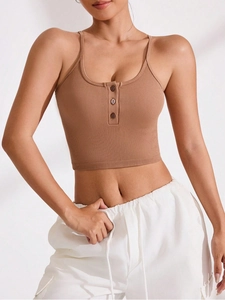 Haut court en maille côtelée marron avec encolure henley boutonnée et coupe ajustée