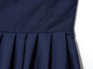 Vue macro détaillée de la texture du tissu popeline bleu marine avec plis et coutures