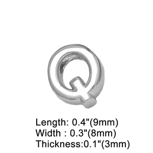 Dettaglio ciondolo lettera Q argento con dimensioni 9mm x 8mm x 3mm per gioielli fai da te