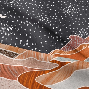 Détail d'une tapisserie bohème montrant le ciel étoilé et des montagnes abstraites